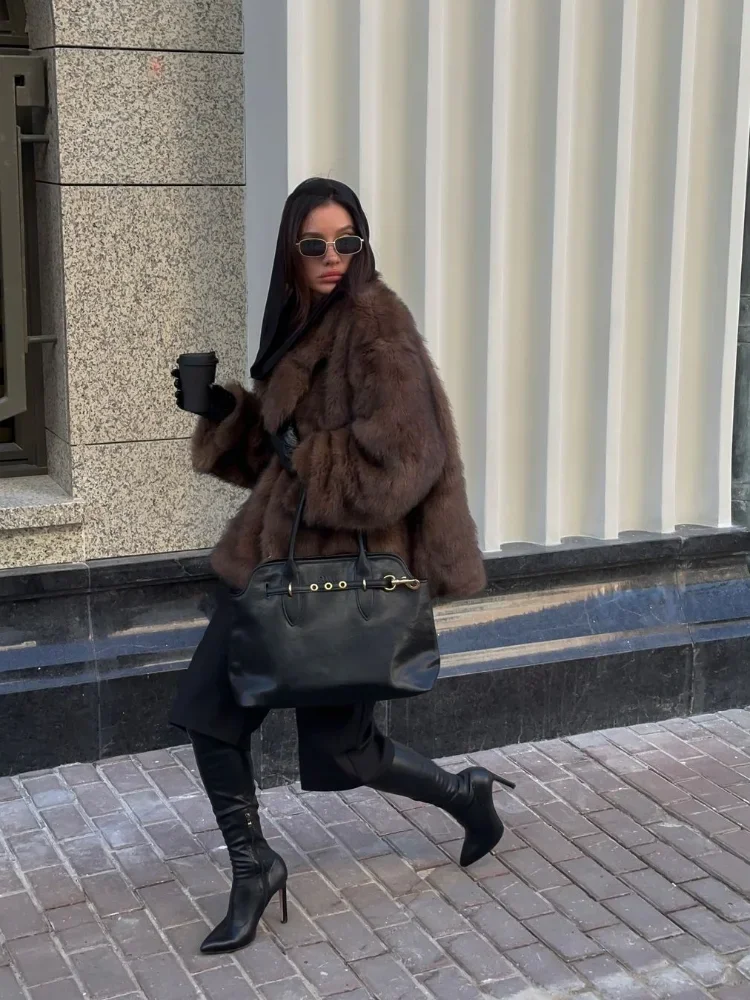Женское пушистое пальто из искусственного меха с шоколадными лацканами