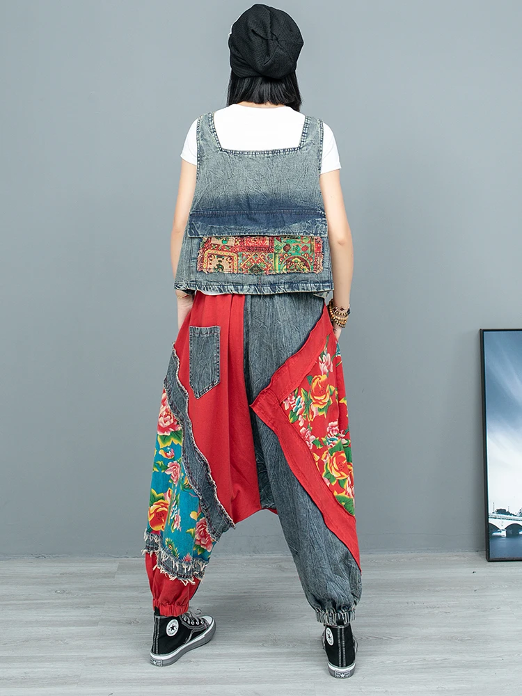 Джинсовый жилет в стиле пэчворк с принтом китайском + висячие брюки контрастного