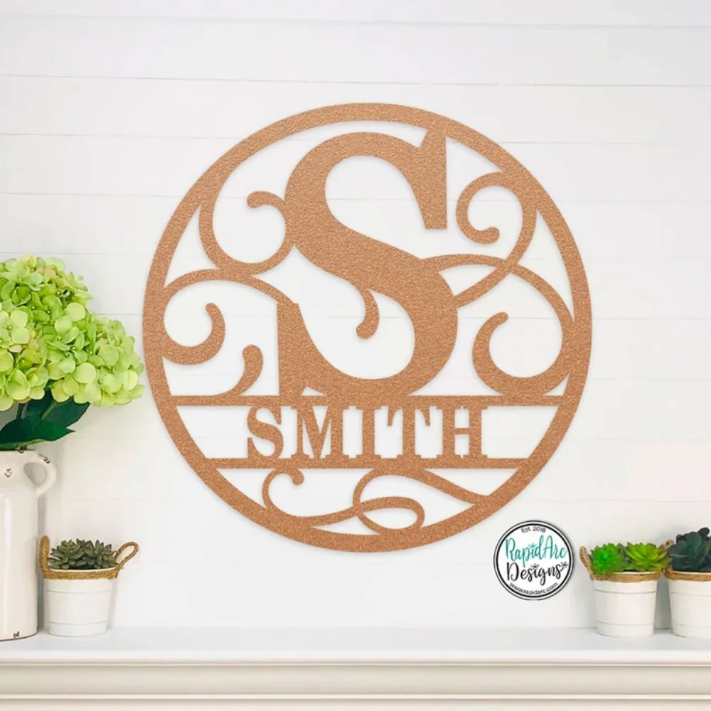 Металлический знак с именем монограммой в качестве индивидуального семейного