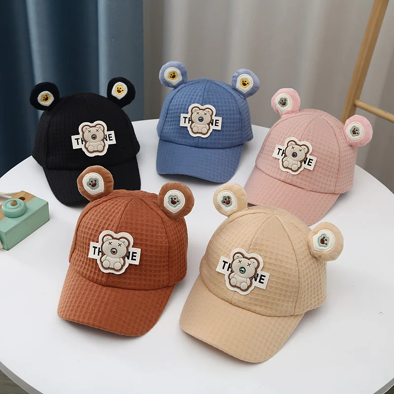 Симпатичная бейсболка с мультяшным