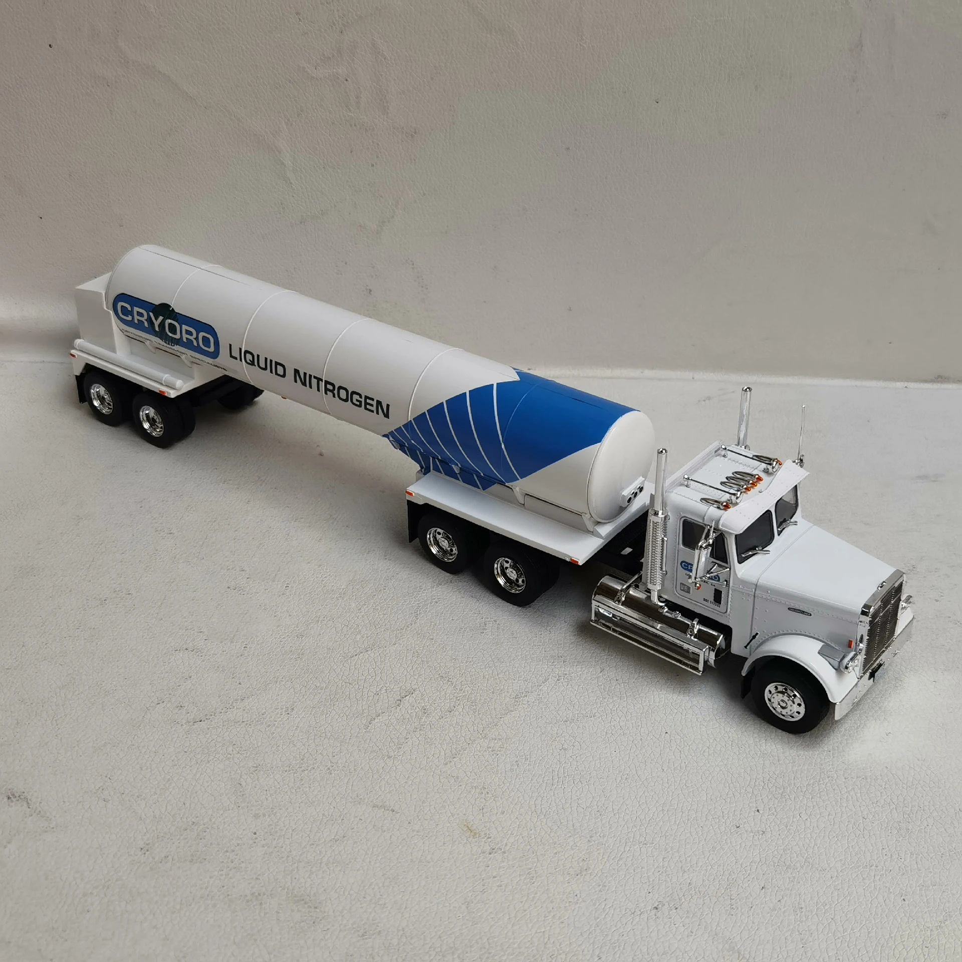Масляный танкер XO масштаб 1:43 FREIGHTLINER FLC120