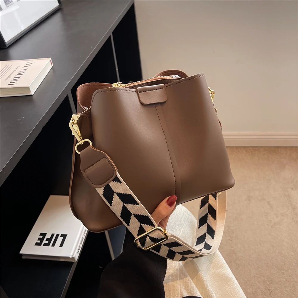 

Роскошные Дизайнерские маленькие женские сумочки-ведра с широким ремешком, осень 2023, модные простые вместительные женские сумки через плеч...