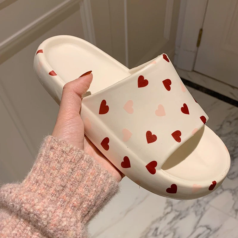 

Симпатичные летние женские тапочки с украшением в форме сердца, новые мягкие женские шлепанцы для ванной, Нескользящие домашние дамские шл...