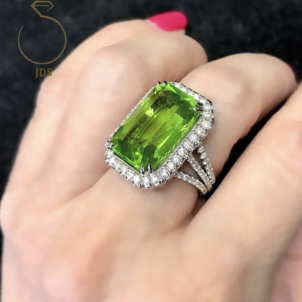 

Кольцо из серебра 925 пробы с искусственным бриллиантом