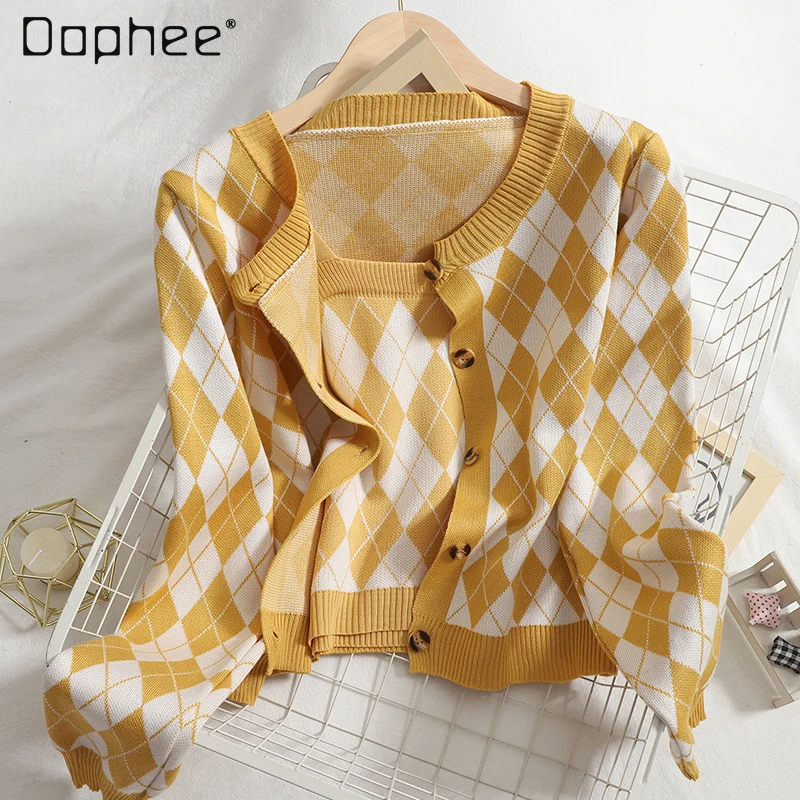 

Women's Knitted Outfits 2022 Spring New Inner Plaid Camisole Vest and Short Sweater Knit Cardigan Cardigan Coat Two-Piece Set