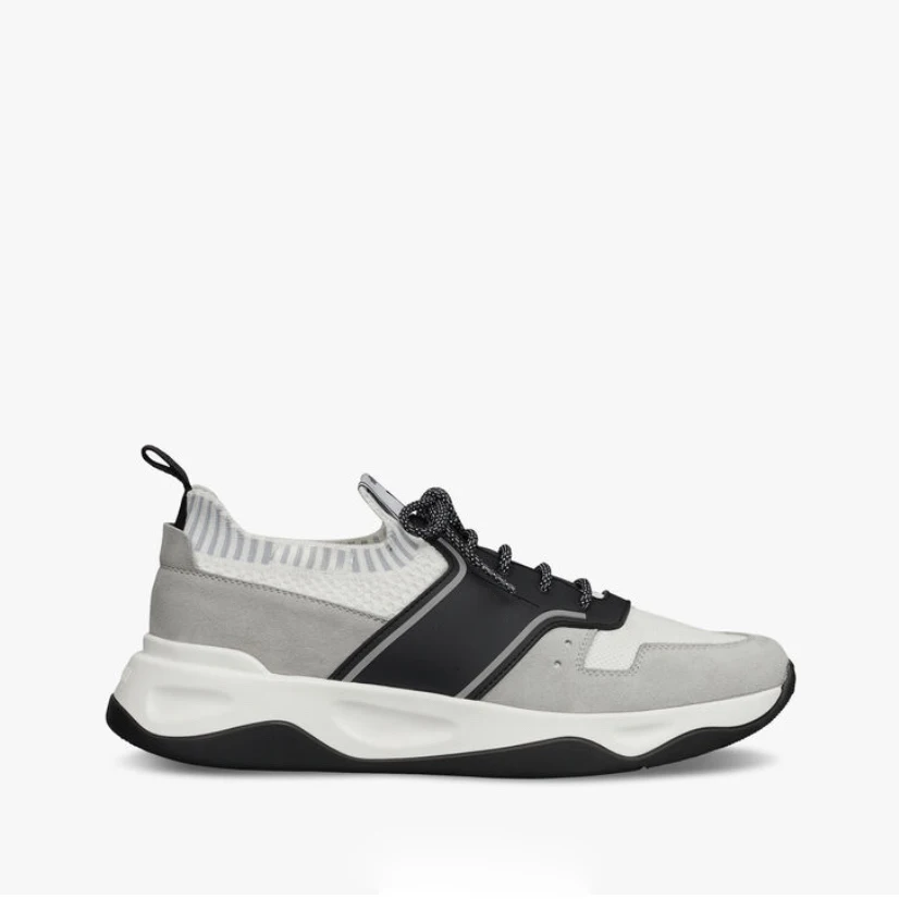 

This pair of sock shoes is made of light and tough double-sided knitted fabric,