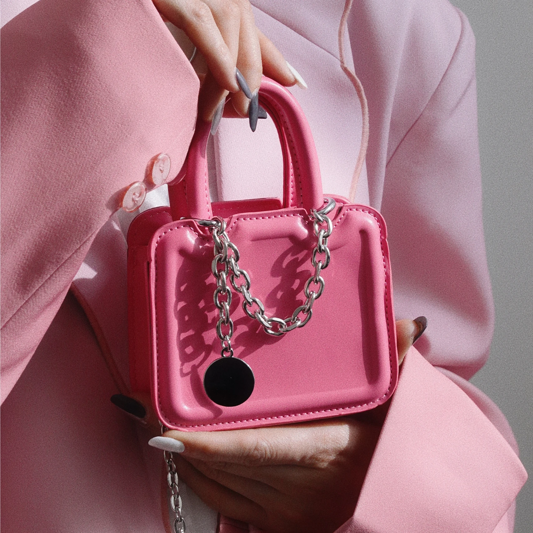 

Квадратная сумка на плечо для женщин, миниатюрная сумочка-мессенджер с цепочкой и принтом в виде помады для девушек и женщин, модный тренд