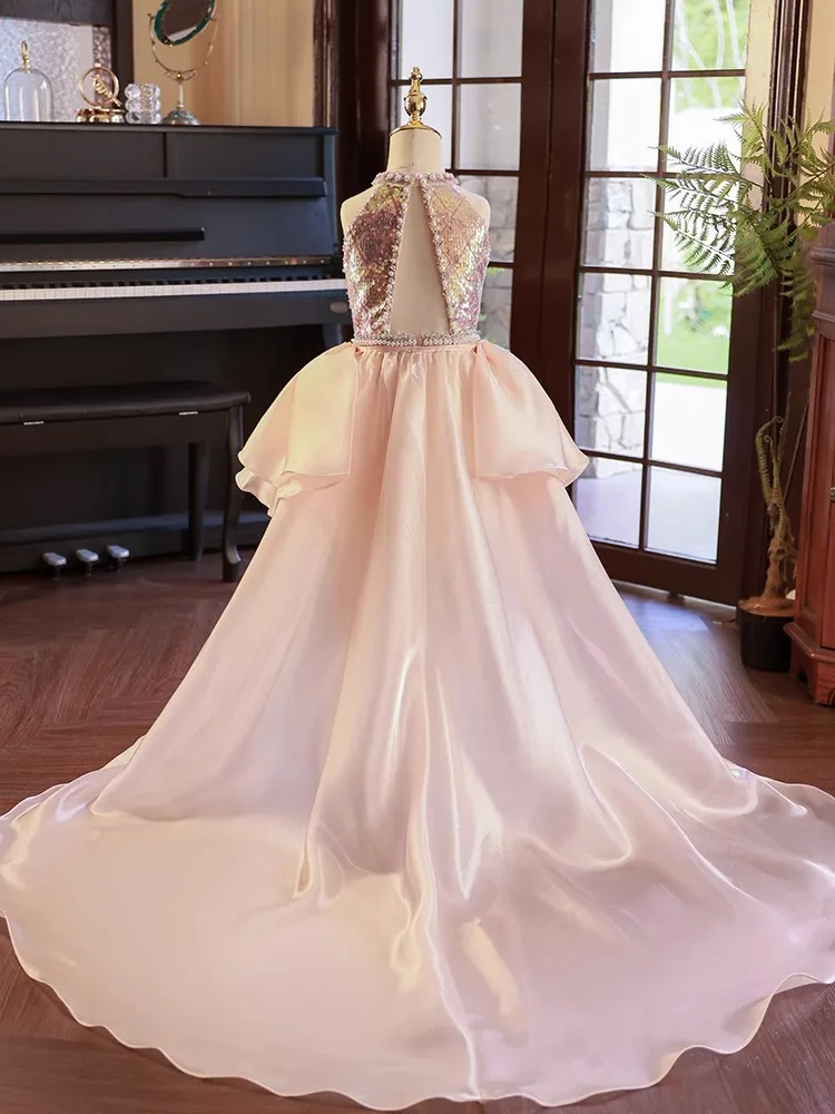 Женское вечернее платье со шлейфом элегантное с блестками и жемчужинами 2024