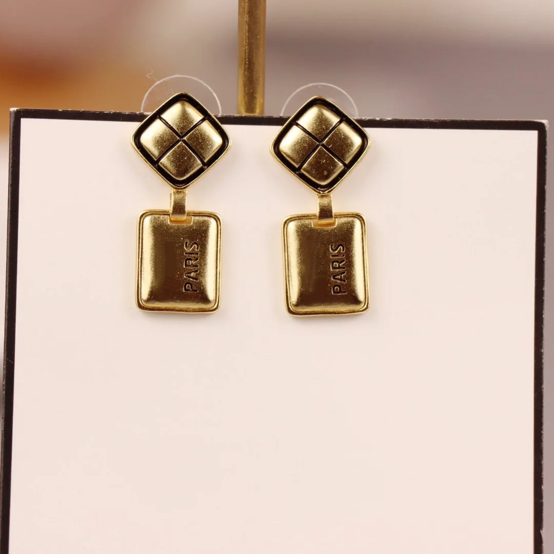 

NEW IN2022 Hot Trend Diamond Earrings Copper Ear Studs Everyday Wear Versatile Jewelry Atmosphere Fashion Cute