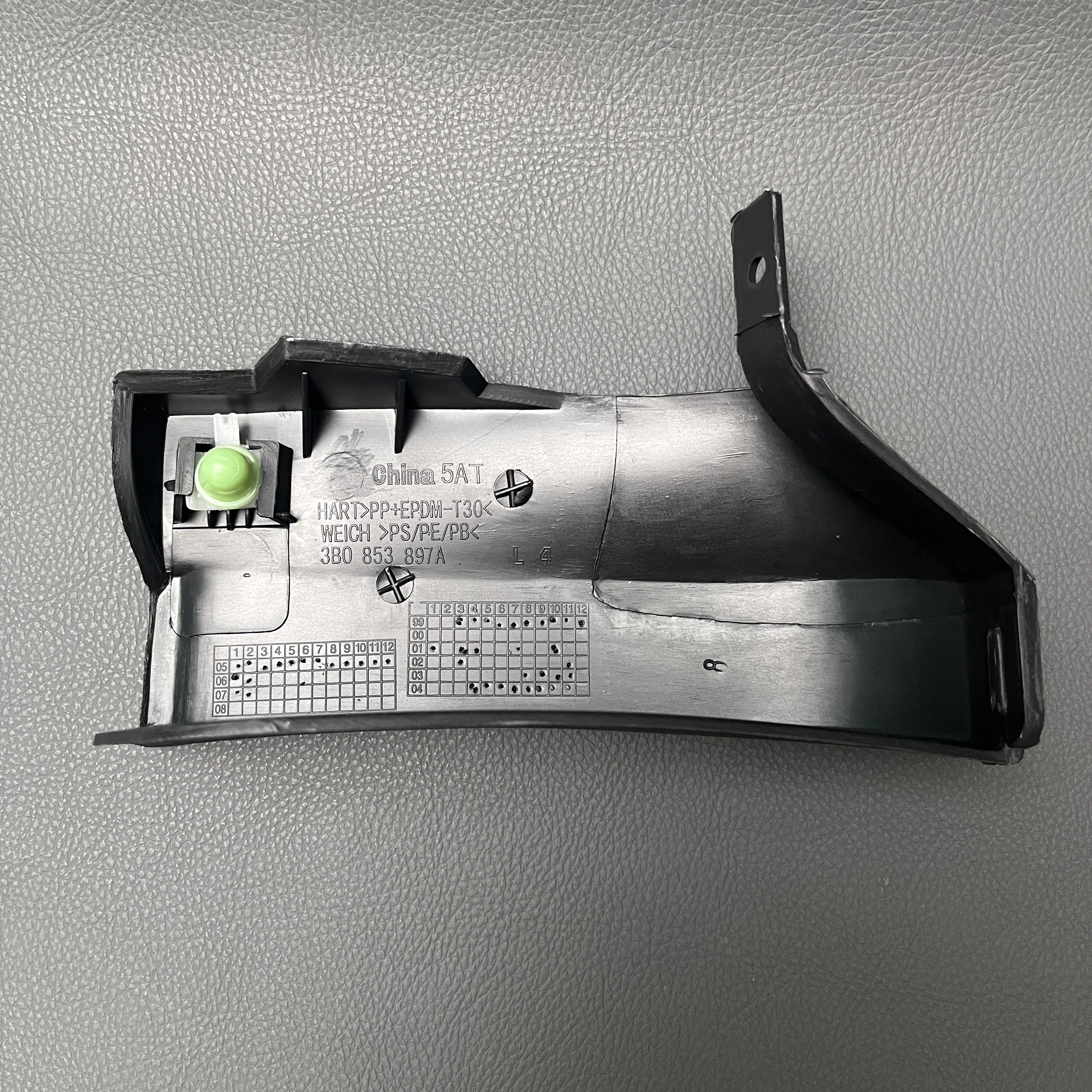 

Угловой брызговик заднего крыла, обшивка боковой юбки для Passat B5 3B0853897A 3B0853898 A