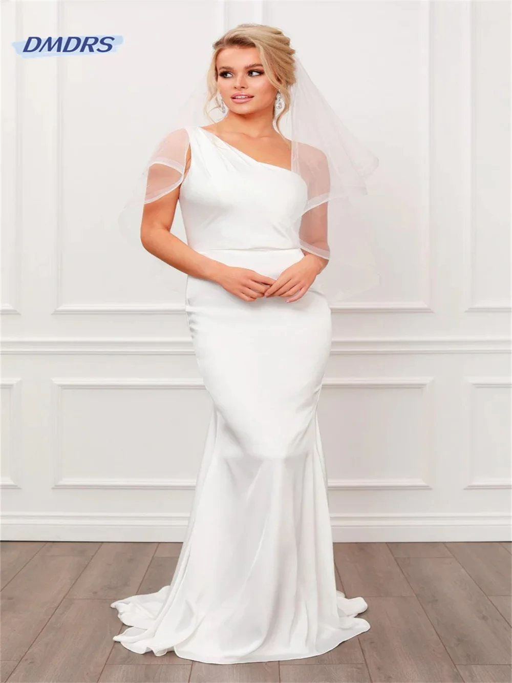 Простое свадебное платье-футляр на одно плечо