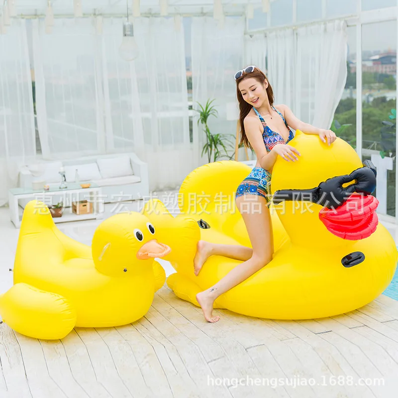 Надувной большой желтый утка крепится на водном плавающем ряду с кроватью для очков.