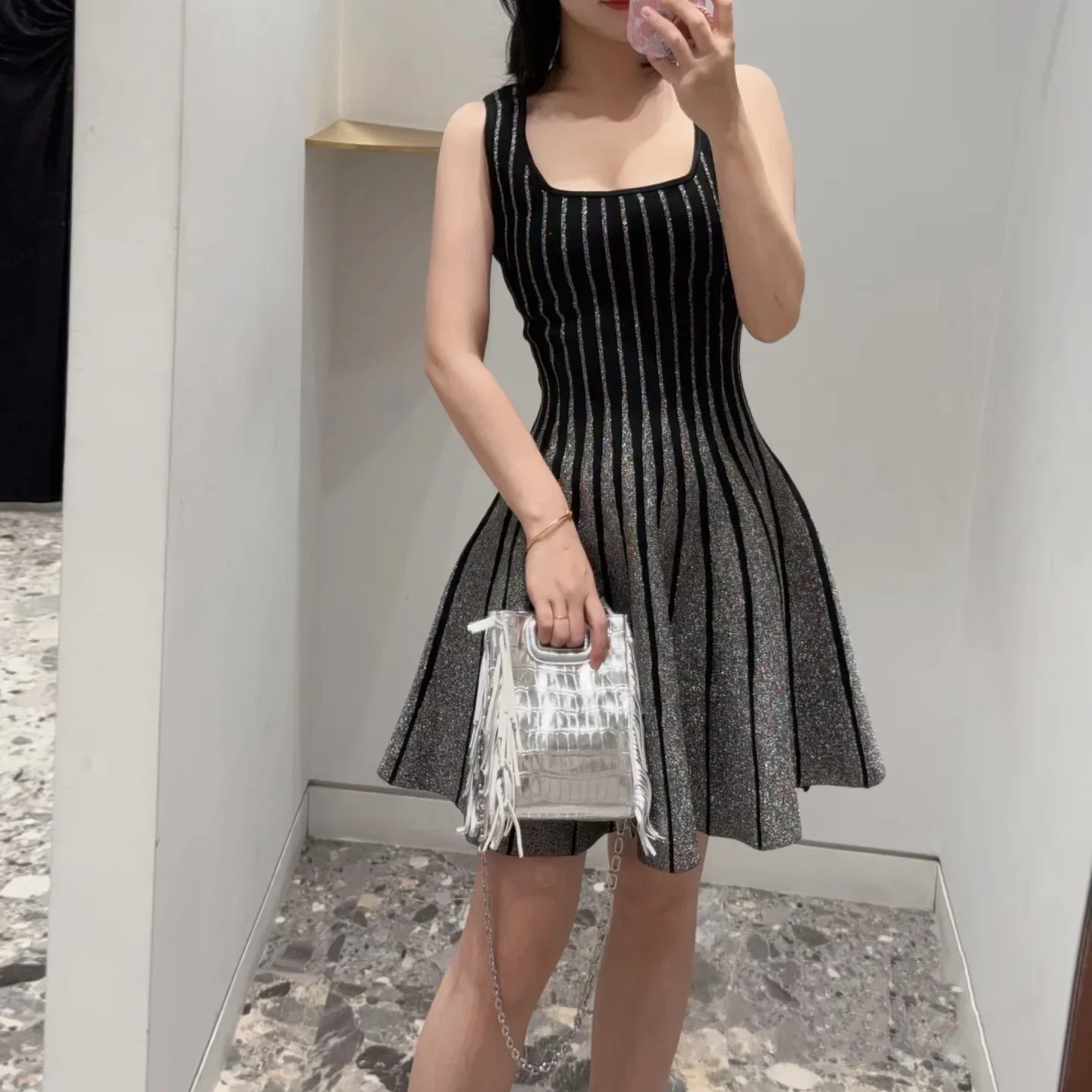 M французская ниша 2024 осенне-зимняя мода тонкая юбка в вертикальную полоску с