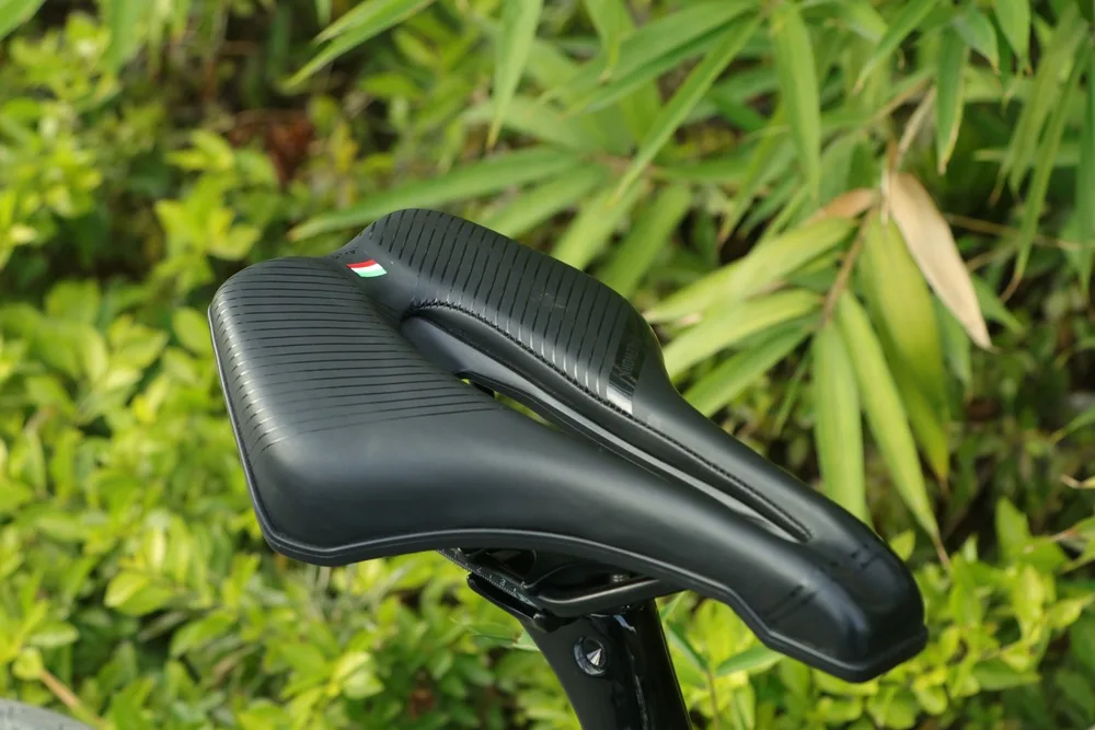 Велосипедное седло стальные направляющие мягкое женское горное