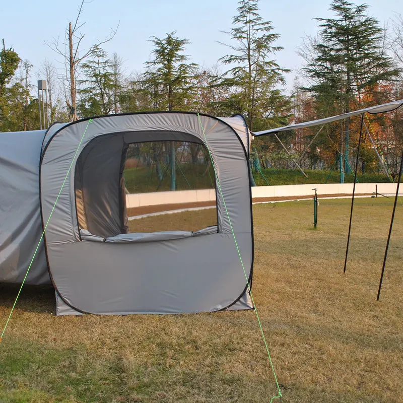 Автомобильная палатка защищает людей от солнца дождя или ветра. Популярная для