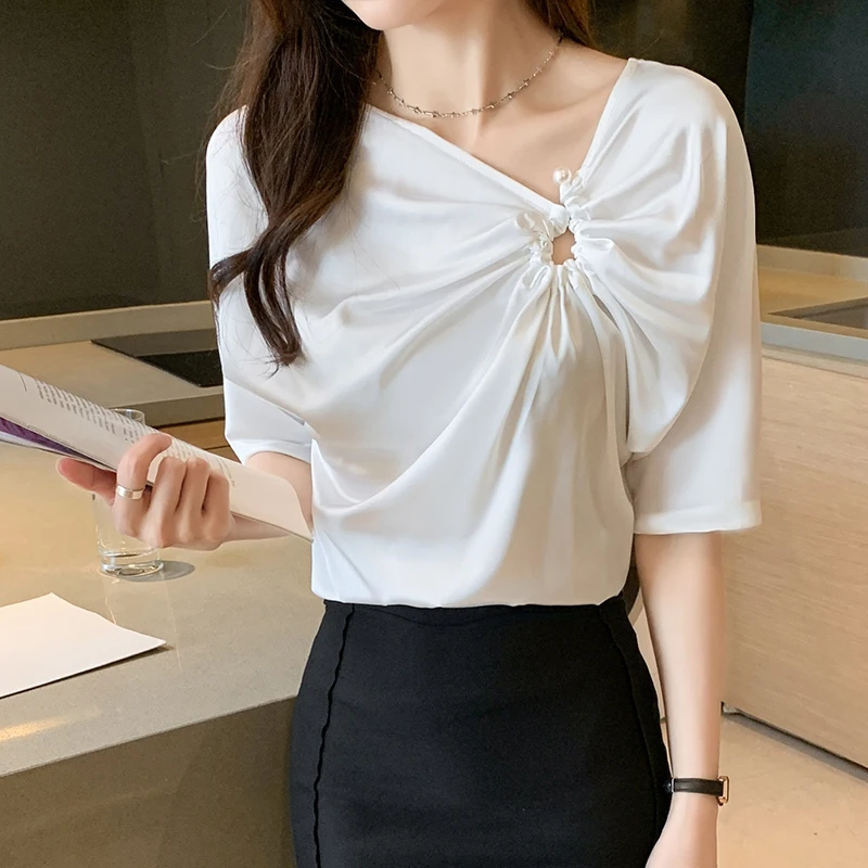 

Женская атласная блузка большого размера, новинка 2022, белая Свободная рубашка, летний элегантный повседневный топ с коротким рукавом, модна...