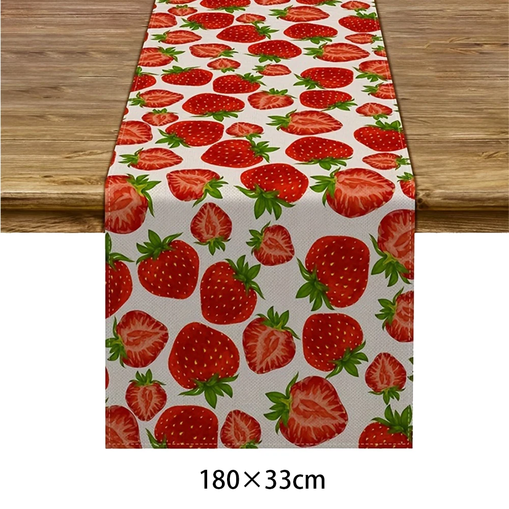 

Декоративная скатерть с клубникой