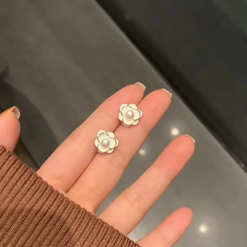 

Retro White Camellia Design Earrings for Korean Women Exaggerated Temperament Drop Glaze High-grade Gewelry Accessories