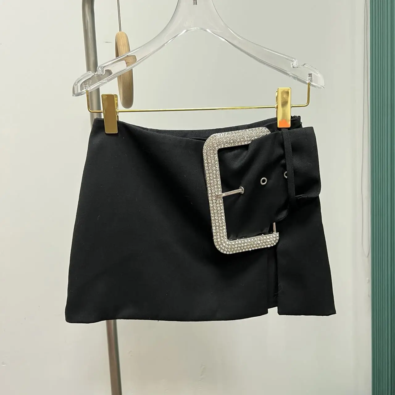 Мини-юбка с пряжкой на талии разрезом |