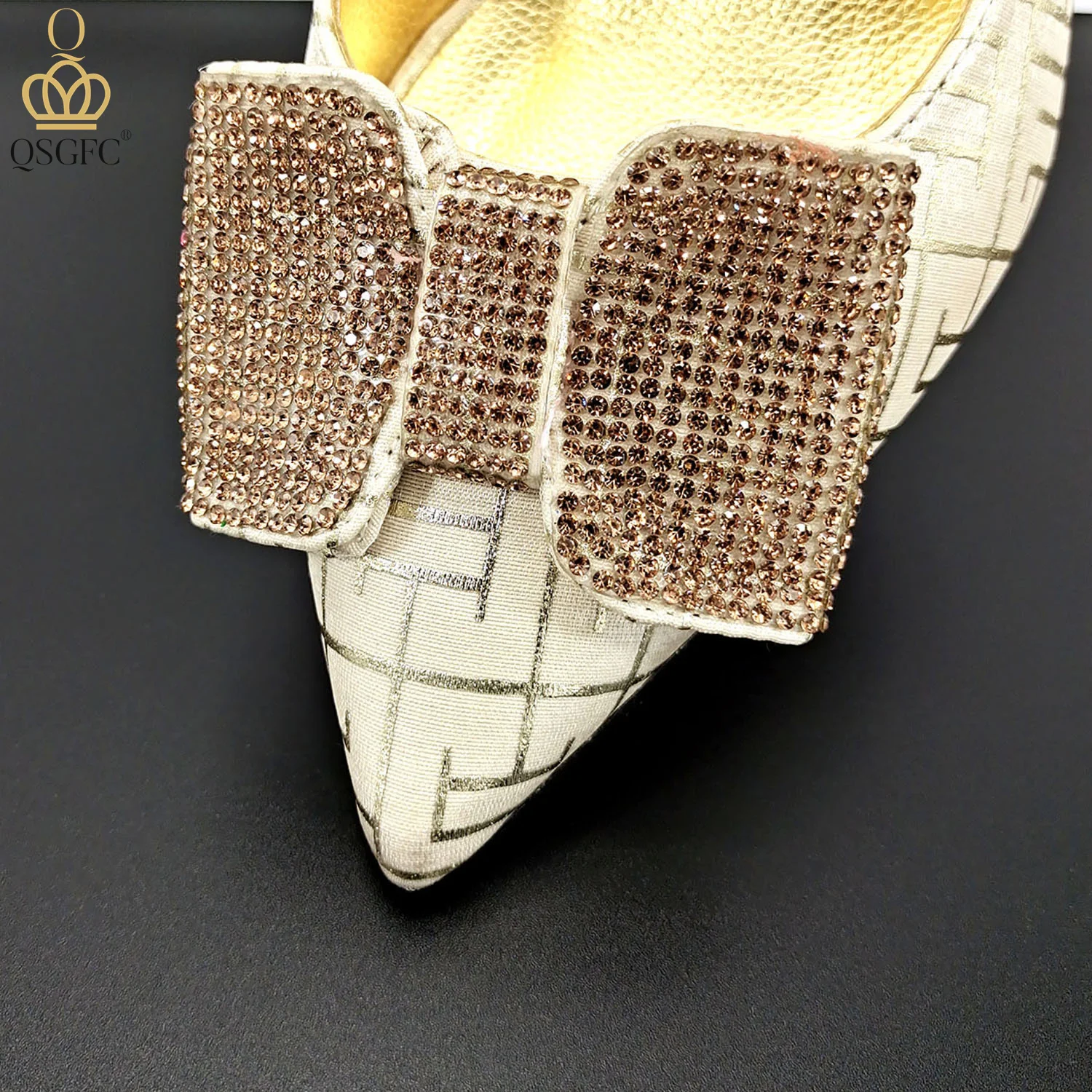 Итальянский дизайн новый тренд бежевое золото атлас с золотой текстурой