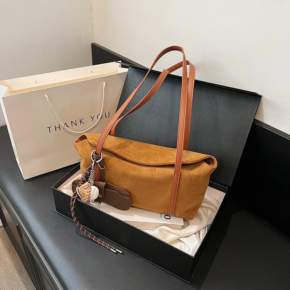 Женская замшевая сумка через плечо с внутренним карманом и клапаном для подмышек