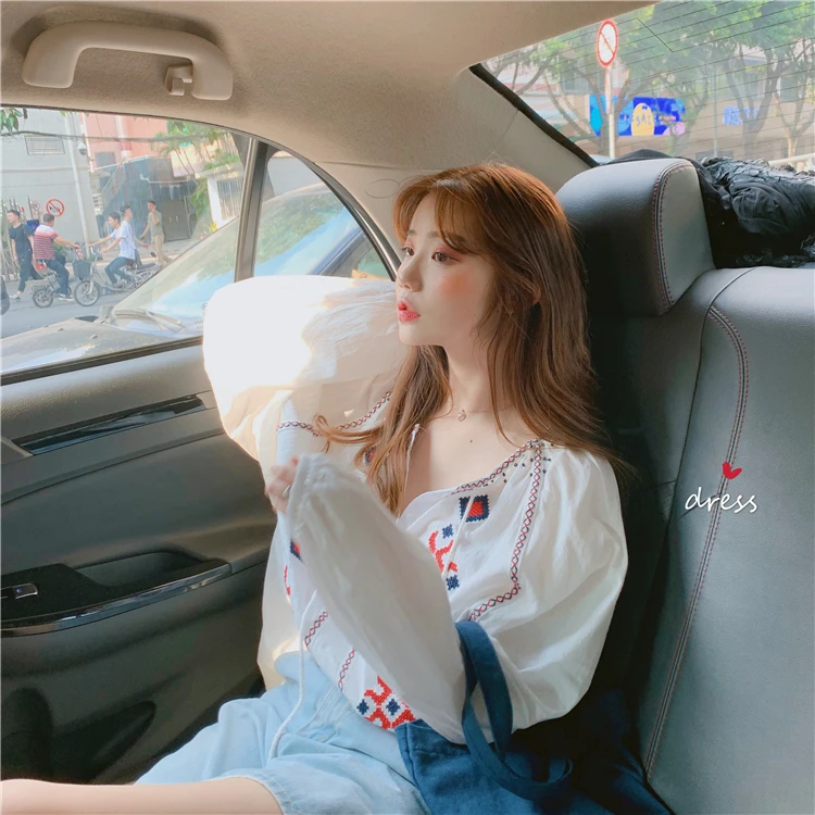 

Женская блузка с длинным рукавом и V-образным вырезом