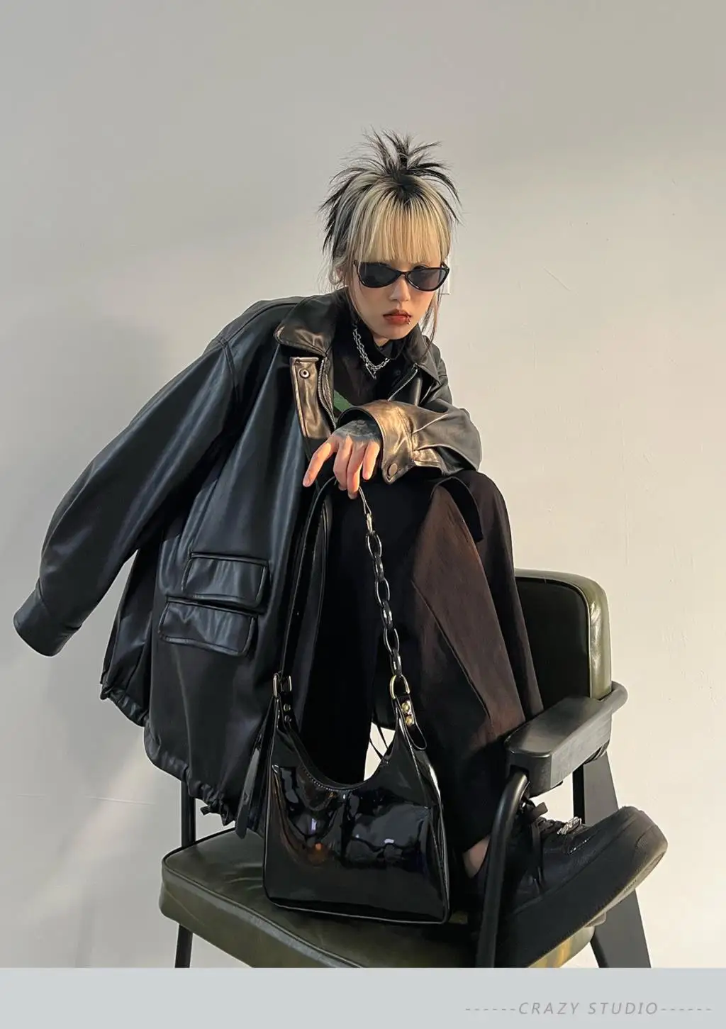 

Женская куртка из ПУ кожи, с карманами и длинным рукавом