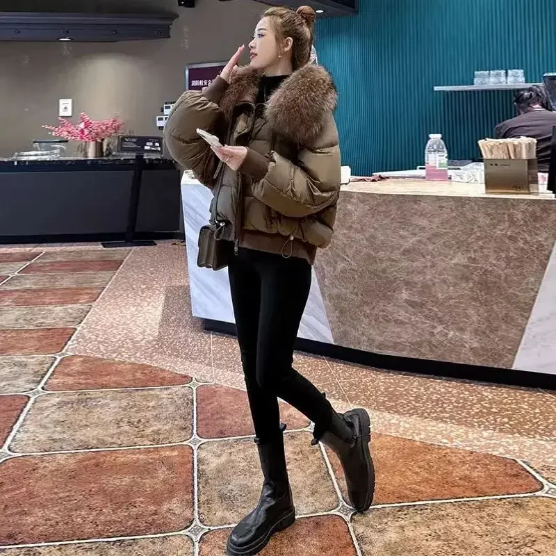 Женский пуховик с большим воротником из натурального меха енота