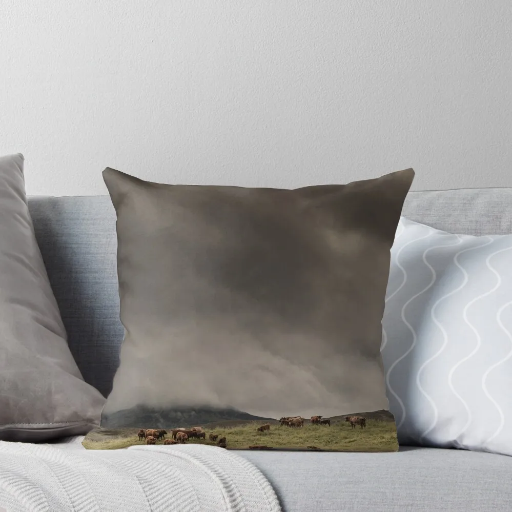 Кос облака и клэги монзи Блэр Атолл рядом с питлохером. Диванная подушка