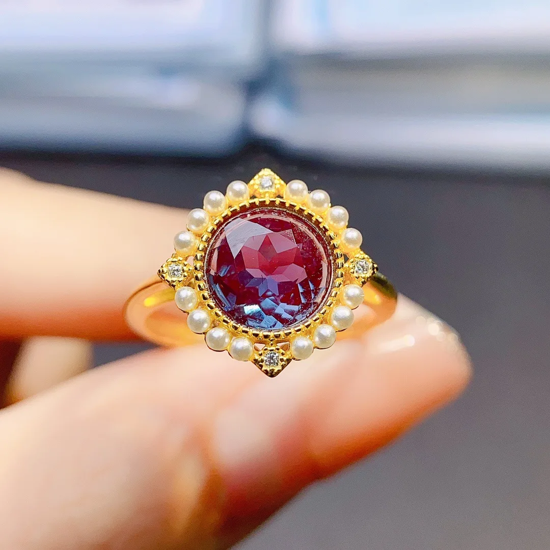 Обручальное кольцо с александритом круглой огранки и жемчужным кольцом ореолом