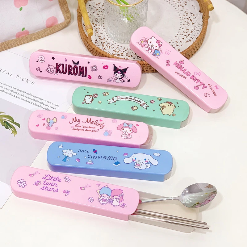 

Набор столовых приборов Kawaii Sanrio, дорожные портативные ложки из нержавеющей стали, палочки для еды, аниме Kuromi Hellokittys, Мультяшные столовые приборы для студентов