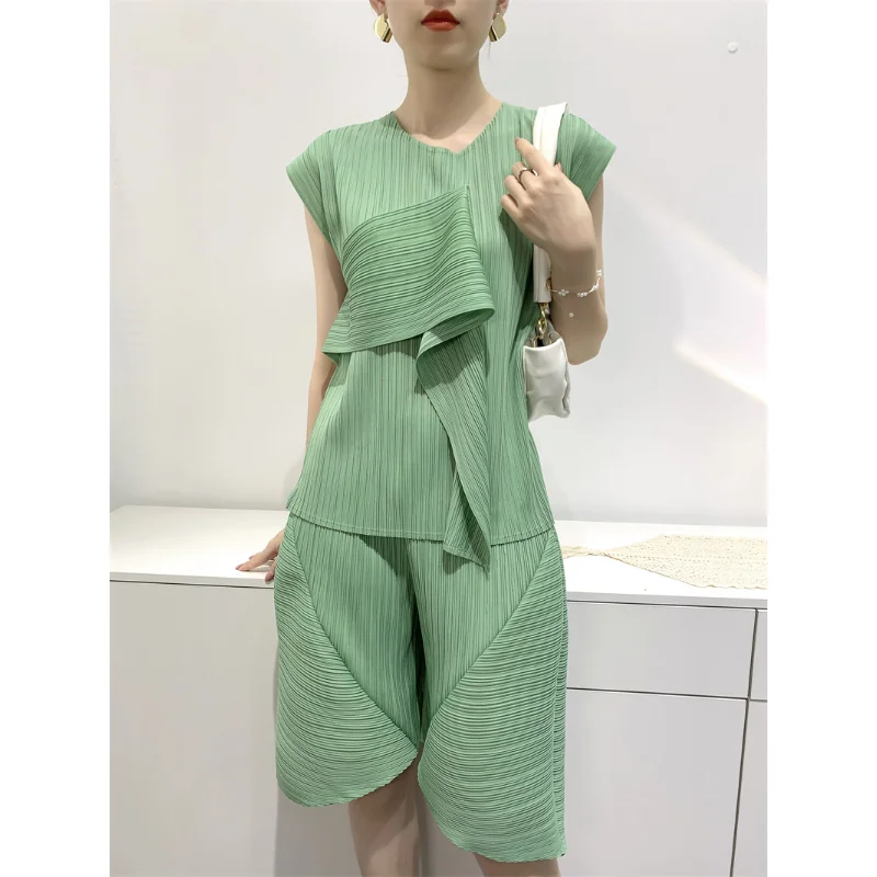 

Loose Miyake Pleated Suit Women 2023 Summer Shaped Top + Pleated Five-part Pants Comfortable Casual Niche Design Sense Clothing