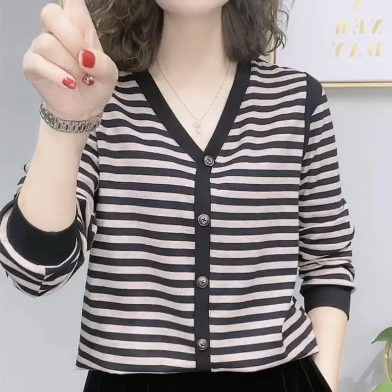 Модные топы в полоску с пуговицами и V-образным вырезом повседневные