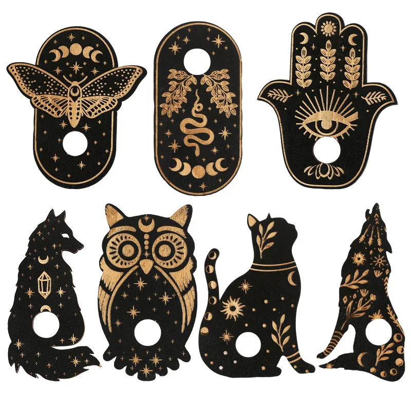 Декоративный деревянный подсвечник с резьбой