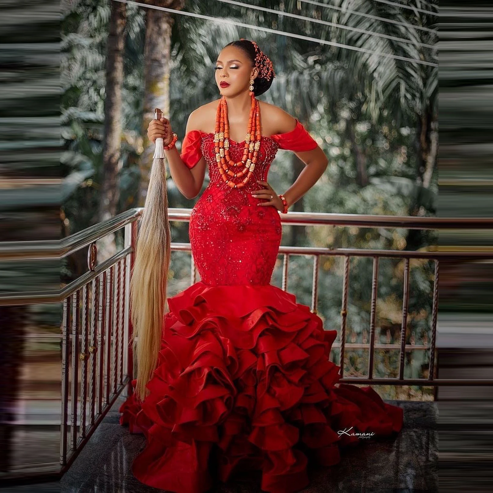 

Fashon Off the Shoulder Red Mermaid Wedding Dresses Robe De Mariée Sweep Train Organza Cascading Ruffles Garden Bride Gowns