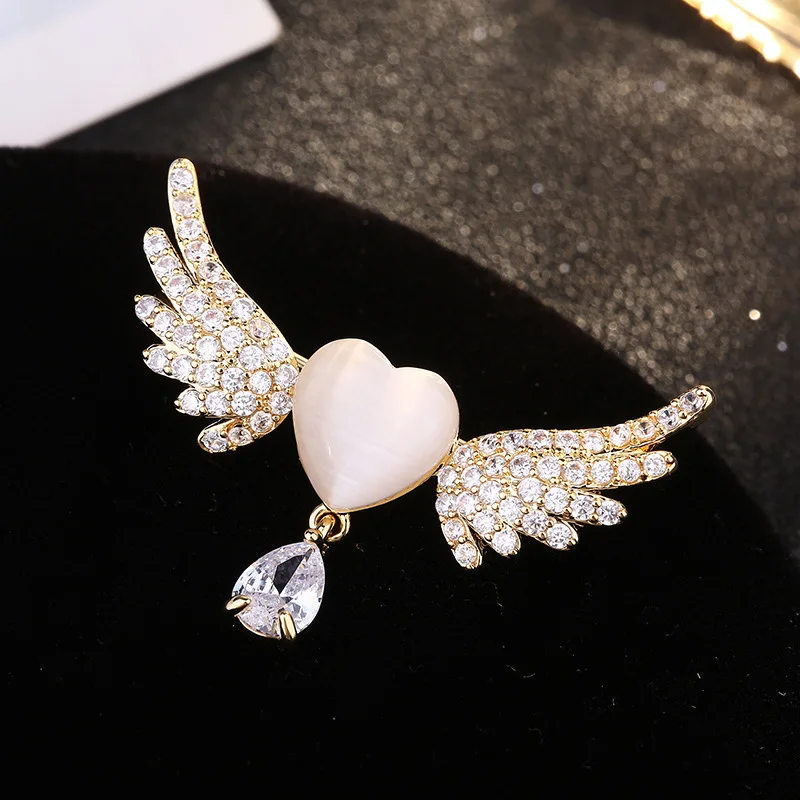 

Fashion Exquisite Angel Wings Brooch Simple Creative Rhinestone Crystal Love Brooches Luxury Lady Jewelry Pin Badge Suit Corsage
