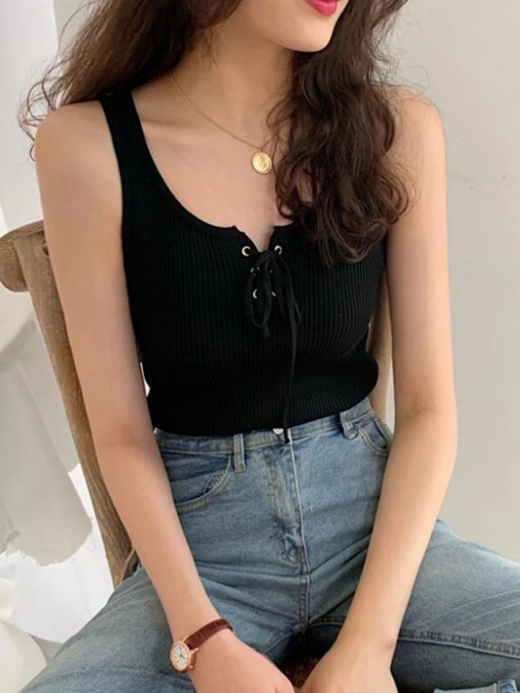 Женский трикотажный свитер со шнуровкой с открытой спиной |