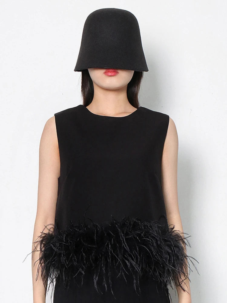 

Майка женская облегающая однотонная без рукавов с перьями