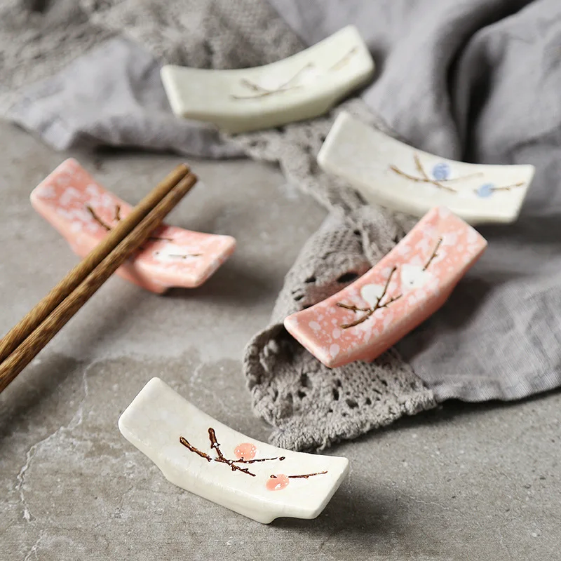 

New Japanese Plum Blossom Ceramic Chopstick Holder Creative Kitchen Supplies Household Chopstick Holder Care Gadget 1pcs 젓가락받침