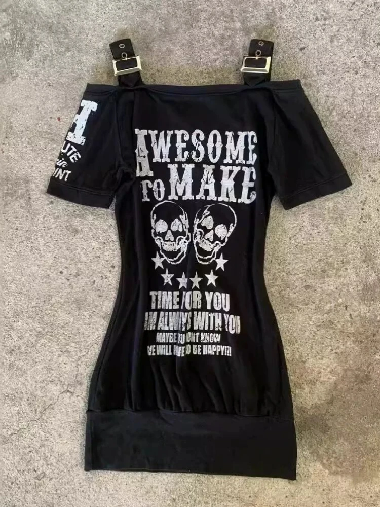 Женское платье с вырезом лодочкой