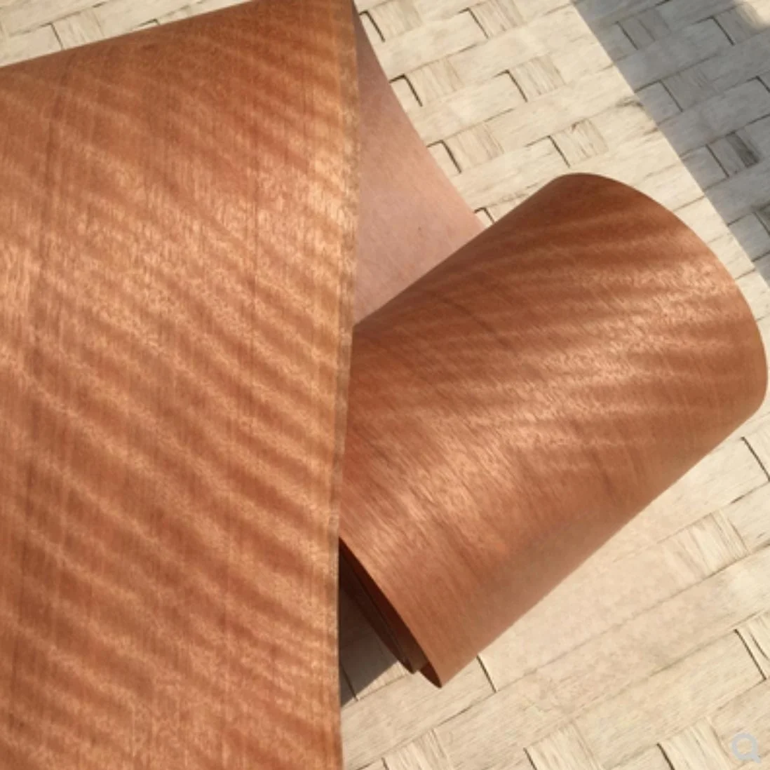 

L:2.5meters Width:190mm T:0.2mm Natural Red Shadow Wood Veneer，Wheat Ear Colored Wood Veneer for Guitar Making