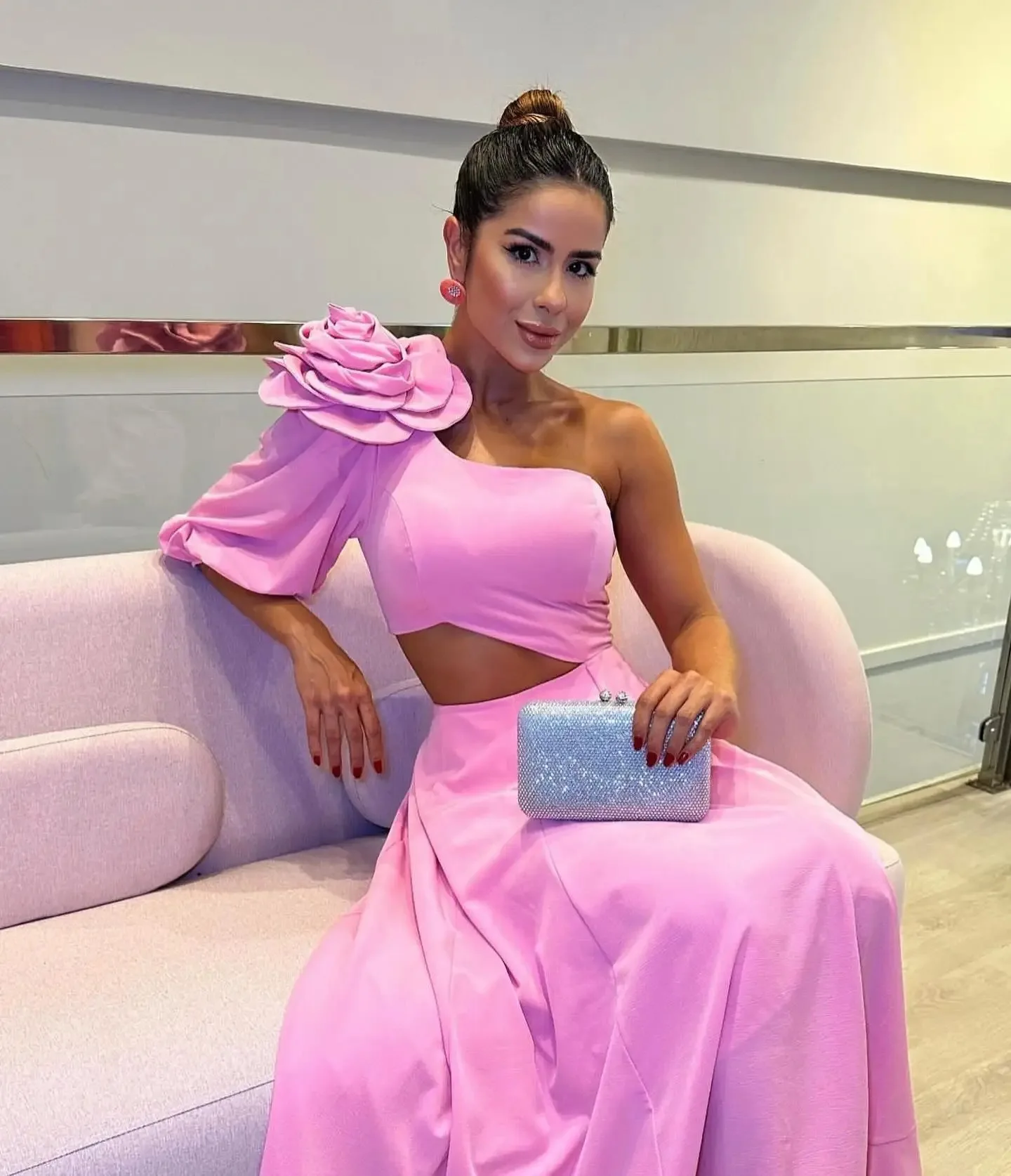 Женское платье-макси с цветочной аппликацией открытыми плечами одним рукавом и