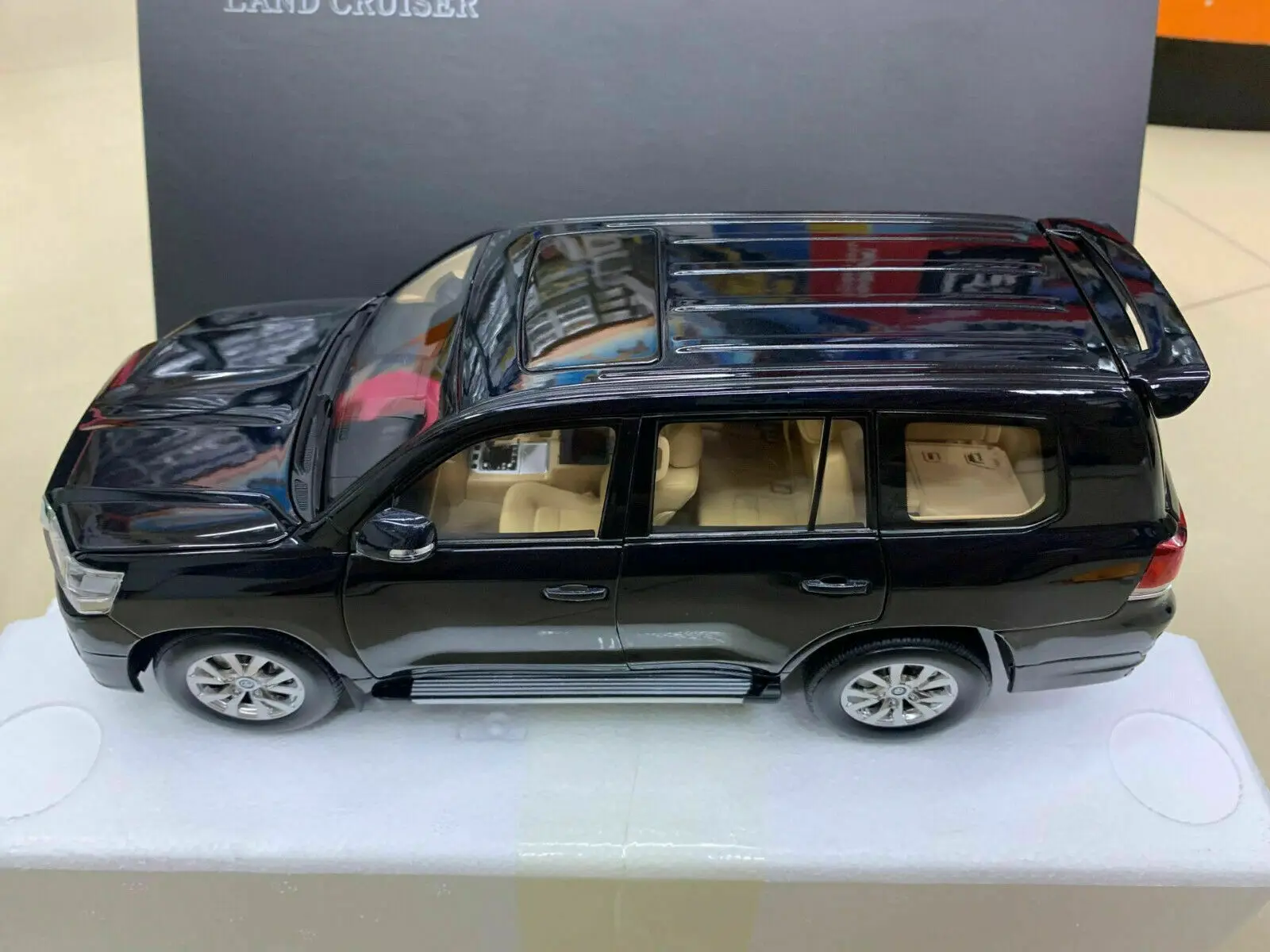 

Keng Fai Toyota Land Cruiser Black Edition масштаб 1:18 литая модель высококачественного кроссовера левый руль