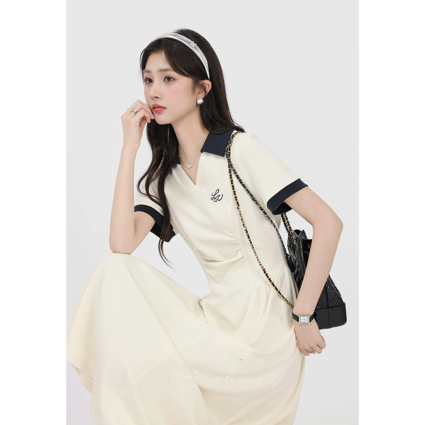 Женское платье с высокой талией и V-образным вырезом