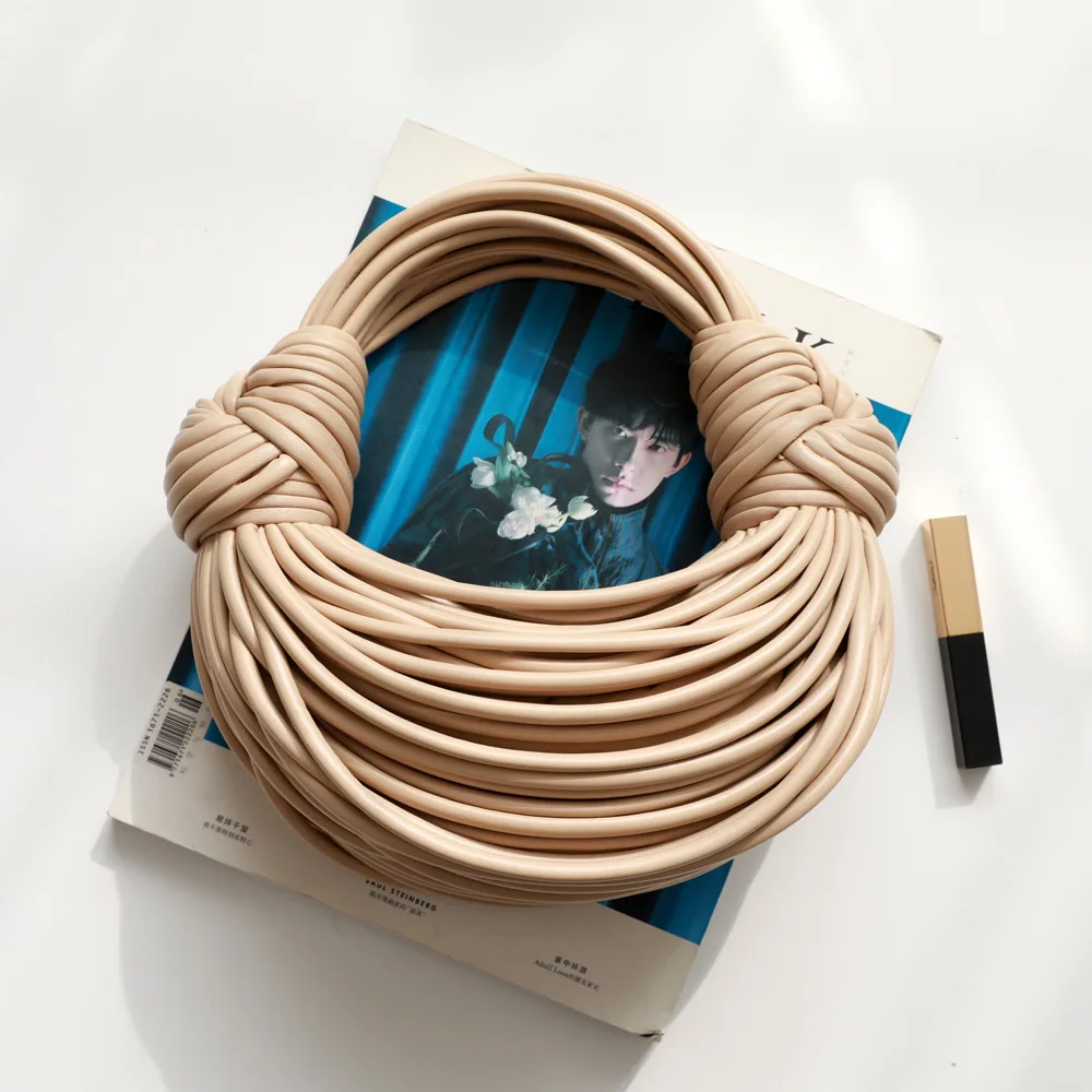 

2022 Pull Bread Knot Bag Niche Design Fashion Handbag Hand In Hand Carrying Bag Hand Woven Noodle Bag Lady