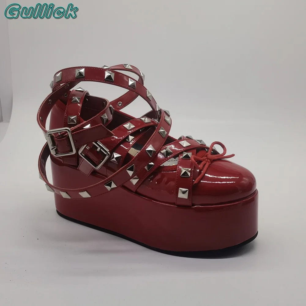 Туфли-лодочки из лакированной кожи с заклепками на толстом каблуке