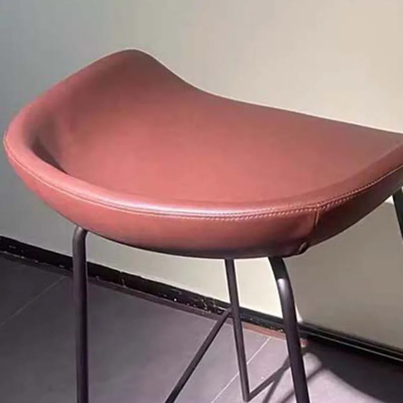 Рисунок 6 - Уличные золотые барные стулья