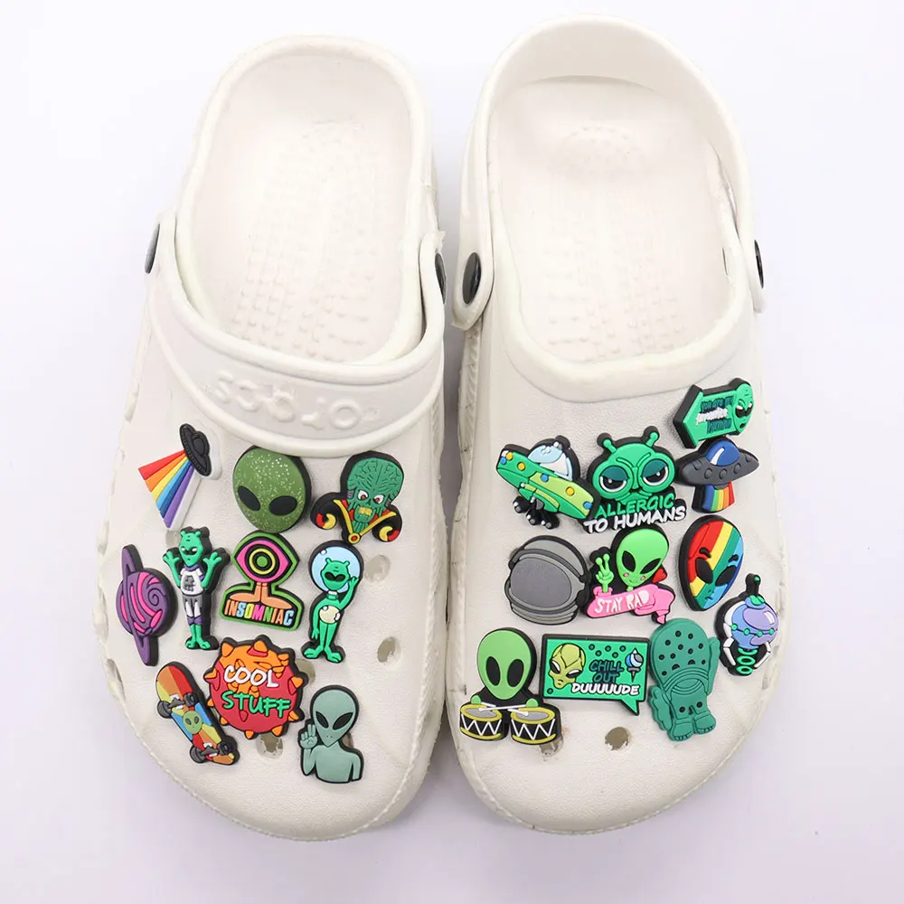 

Смешанные 50 шт. подвески из ПВХ, Кроксы, НЛО, планета, инопланетянин, скейтборд, набор, барабан, шлем, крутые вещи, сандалии для охлаждения, обувь