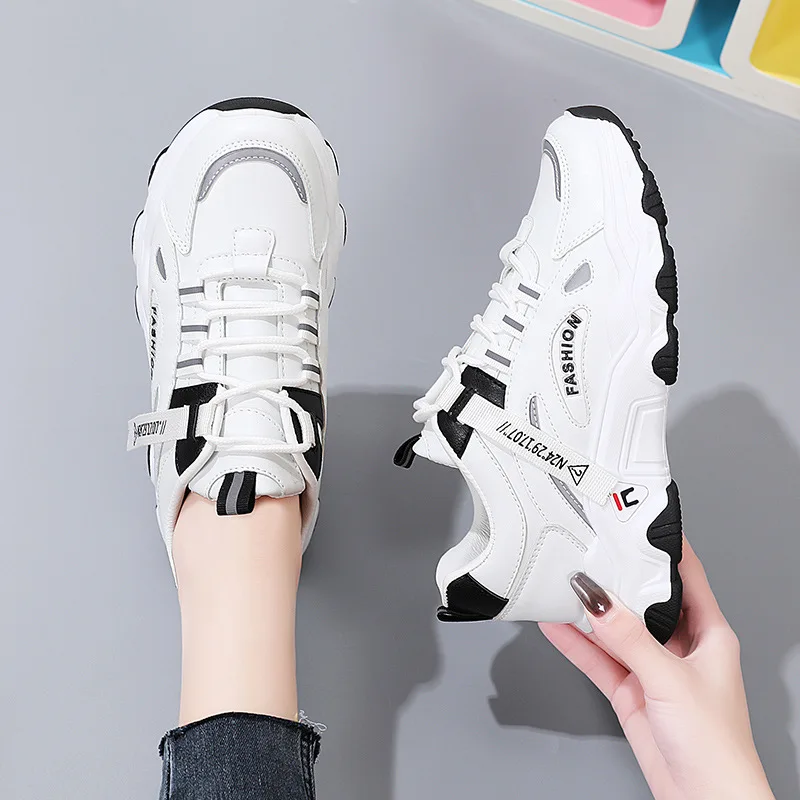 Толстые подошвы из натуральной кожи с поднятой внутренней высотой создают