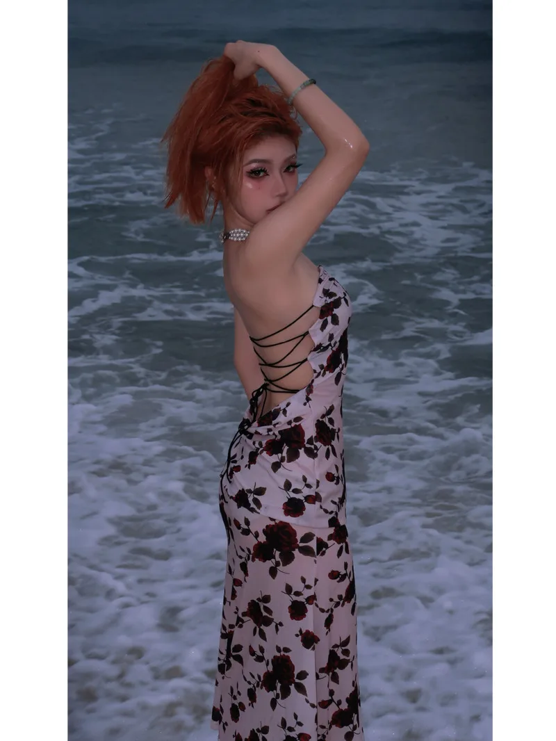 Платье-макси с вырезом лодочкой открытой спиной и поясом